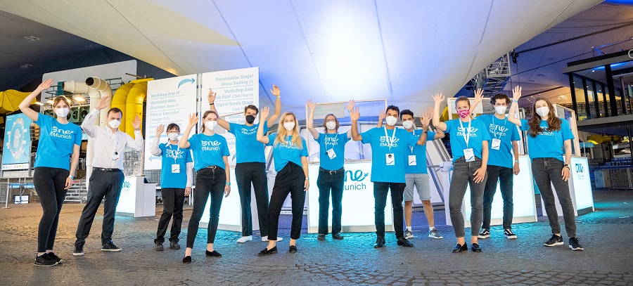 Apply to become a One Young World 2022 Summit Volunteer!