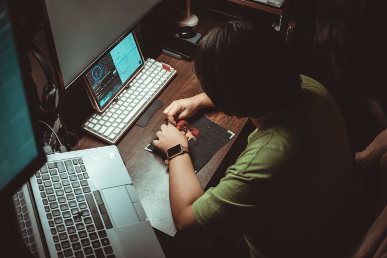How to Protect Your Health While Spending Long Hours in Front of a Computer Screen